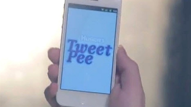 Aplikace k plenkvmu senzoru TweetPee Huggies nahls rodim, e dt je teba pebalit.