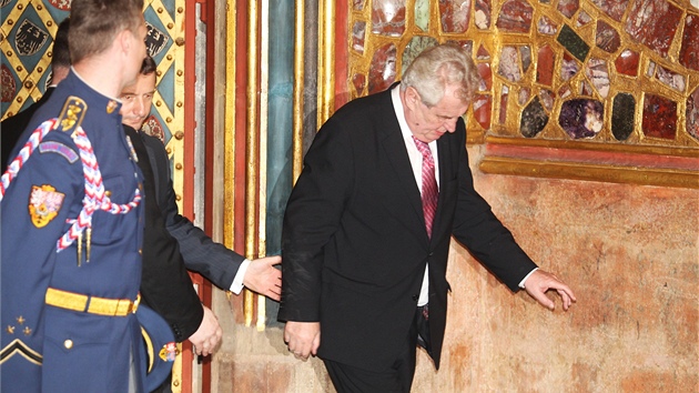 Kvten 2013. Prezident Milo Zeman vychz ze sn s korunovanmi klenoty. Hrad jeho nejist krok omlouval tm, e je prezident nemocn, bojuje s virzou.