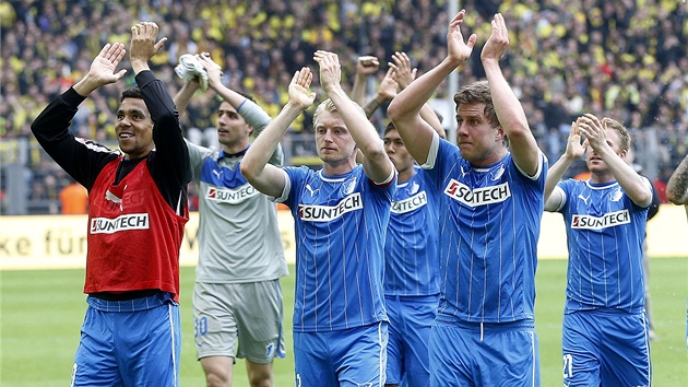 DKUJEME. Fotbalist Hoffenheimu se raduj po neekanm triumfu nad Borussi Dortmund.