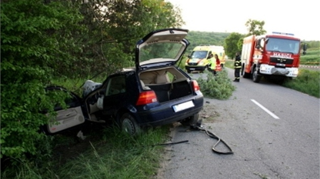 Tragick nehoda u Velkch Pavlovic, pi kter zahynuli dva mlad mui. (15. kvtna 2013)