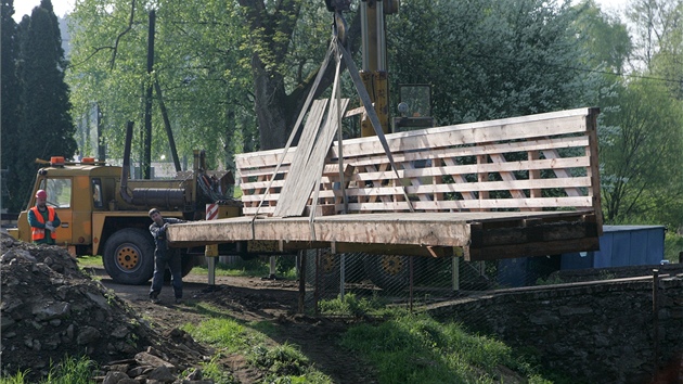 ady konen naly spolenou e a oprava historickho ponienho mostu v Ronov nad Szavou me zat. Jako prvn dlnci sundali provizorn devnou lvku, dky n se pes poboen most mohlo pejt.