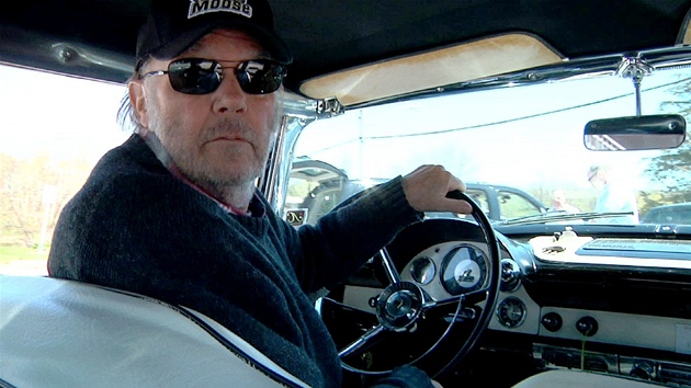 Neil Young za volantem jednoho z mnoha svch voz