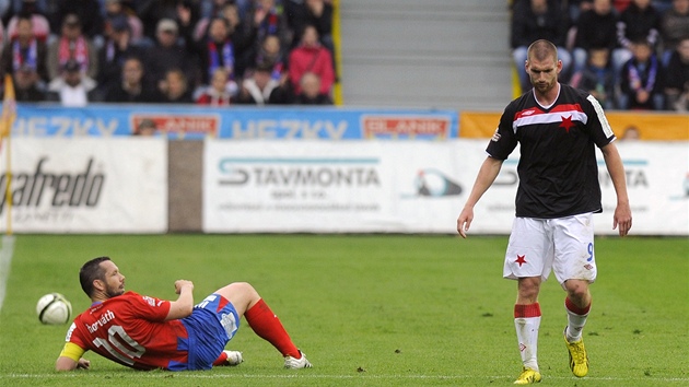 ZSADN OKAMIK. Plzesk kapitn Pavel Horvth se ocitl na zemi a pro slvistickho fotbalistu Martina Juhara zpas kon pedasn. Od devatenct minuty hrli domc fotbalist v pesile jednoho mue. Vhodu vak nevyuili.