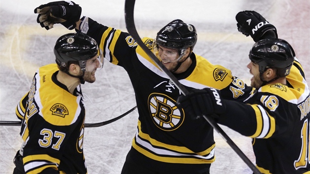 RADOST BOSTONU. Patrice Bergeron (zleva), David Krejí a Nathan Horton slaví