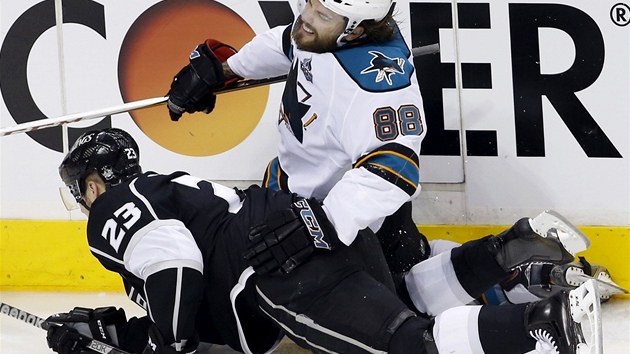 NA KOLENOU. Dustin Brown z Los Angeles (vlevo) a Brent Burn ze San Jose v ostrm souboji. 