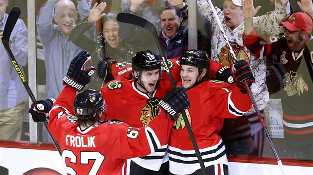 OPOJEN. Michael Frolk slav se spoluhri z Chicaga gl, v extzi jsou i fanouci Blackhawks. 