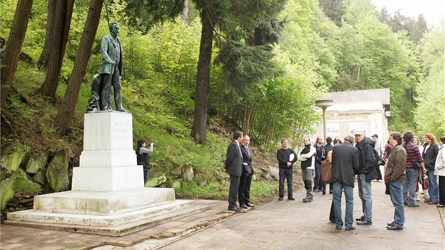 Odhalen sochy zakladatele lzn v Kyselce Heinricha Mattoniho.