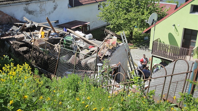 Na gar v Horn Lukavici se sesunula vrstva zeminy a kus oprn zdi. Z objektu zbyly jen obvodov zdi.