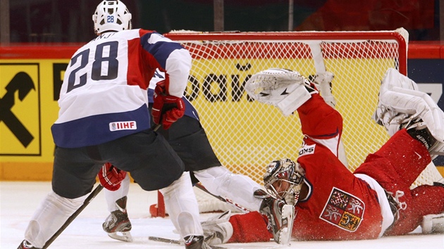 esk glman Ondej Pavelec likviduje stelu slovinskho obrnce Alee  Kranjce.