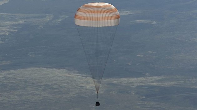 Kabina Sojuzu zaven na padku pistv 150 kilometr jihovchodn od Dezkazganu v centrlnm Kazachstnu. 