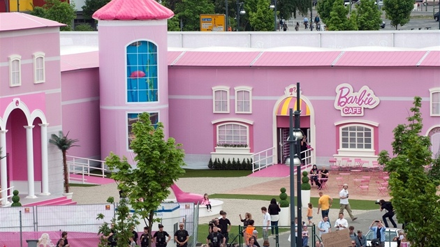 Oteven prvnho domu Barbie v Evrop provzely protesty feministek. Interaktivn putovn vstava je umstna v replice rov vily Barbie v ivotn velikosti v berlnsk Voltairestrase.