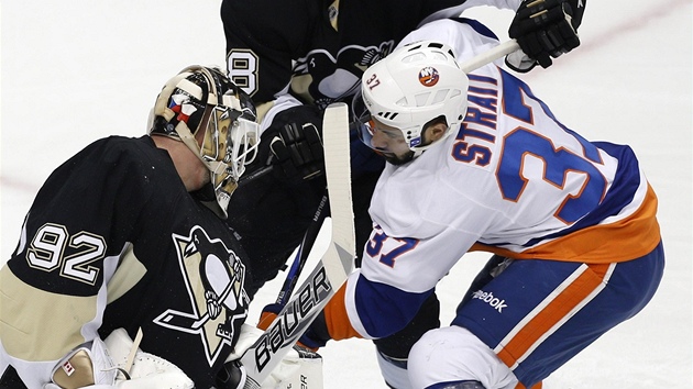 Tom Vokoun z Pittsburghu zasahuje proti Brianu Straitovi z NY Islanders.