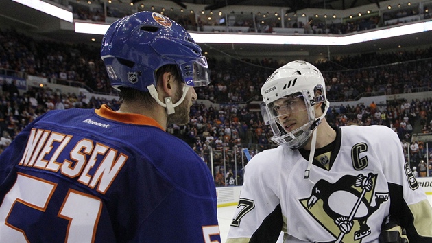 Frans Nielsen z NY Islanders blahopeje k postupu pittsburskmu kapitnovi Sidneymu Crosbymu.