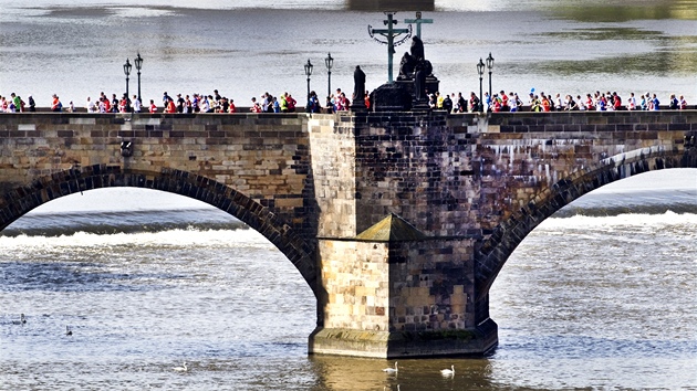 Prahu ovldl maraton. Pole zvodnk na Karlov most.