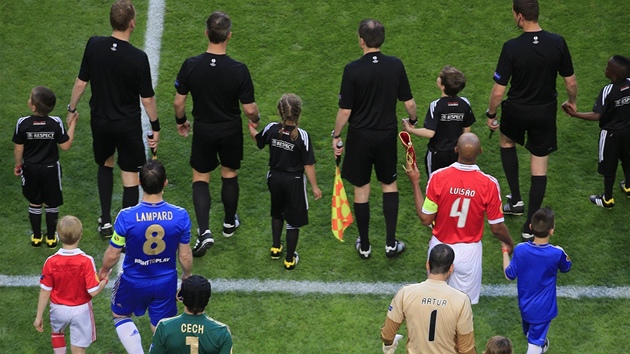 Fotbalist Chelsea (vlevo) a Benfiky nstupuj k finle Evropsk ligy.