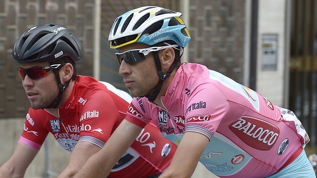 Mark Cavendish (vlevo) a Vincenzo Nibali bhem Giro dItalia 2013