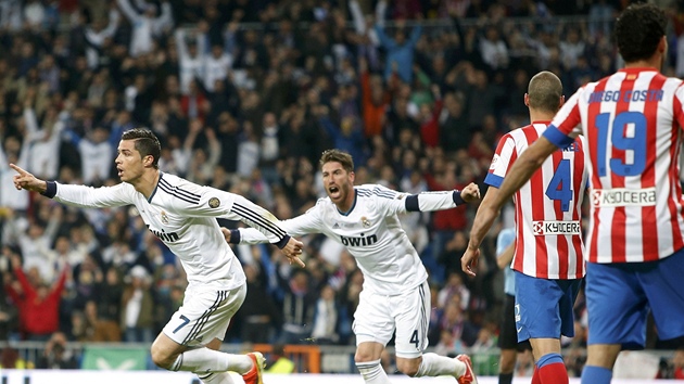 Cristiano Ronaldo (vlevo) z Realu Madrid se raduje ze svho glu v derby proti Atltiku.