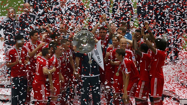 TROFEJ JE JEJICH. Fotbalist Bayernu Mnichov po vhe nad Augsburgem oslavili zisk mistrovskho titulu. Trofej zved odchzejc kou Jupp Heynckes.
