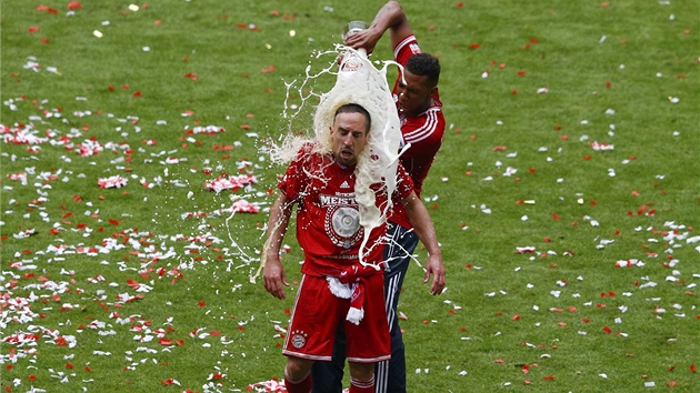 PIVN SPRCHA. Jerome Boateng lije pivo na spoluhre z Bayernu Francka Ribryho.