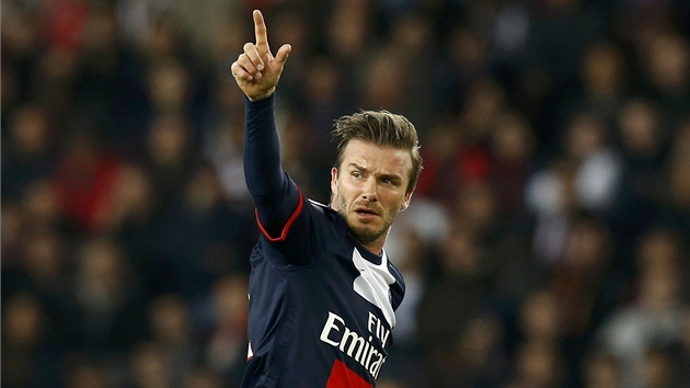 NAPOSLEDY V PA͎I. David Beckham v dresu Paris St. Germain bhem zpasu s Brestem.