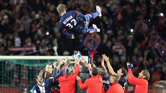 HLAVN HVZDA VEERA. Fotbalist PSG vyhazuj Davida Beckhama do vzduchu.
