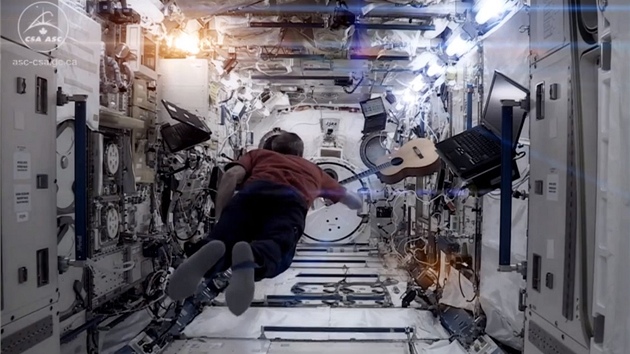 Zbr z videoklipu Space Oddity od Davida Bowieho v podn kanadskho astronauta Chrise Hadfielda