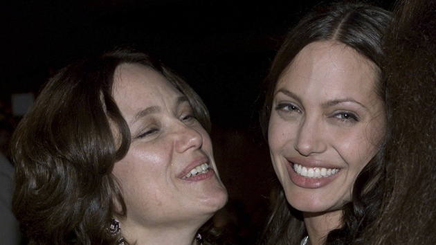 Angelina Jolie a jej matka Marcheline Bertrandov (2001) 