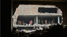 Záchranái prohledávají trosky zícené osmipodlaní budovy v Dháce (9. kvtna