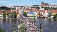 NA KARLOVĚ MOSTĚ. Účastnící závodu se mohli při běhu kochat krásami hlavního... NA KARLOVĚ MOSTĚ. Účastnící závodu se mohli při běhu kochat krásami hlavního...