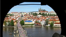 KRÁSNÝ VÝHLED. Účastnící Pražského maratonu se proběhli také po Karlově mostě. KRÁSNÝ VÝHLED. Účastnící Pražského maratonu se proběhli také po Karlově mostě.