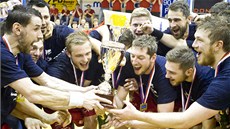 Jičínští házenkáří oslavují extraligový titul. Jičínští házenkáří oslavují extraligový titul.