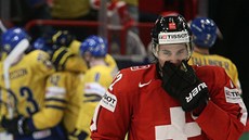 TO NENÍ DOBRÉ. výcarský hokejista Simon Moser smutní po védském gólu ve