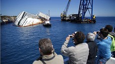 Ze ztroskotané lodi se stala atrakce pro turisty.