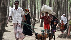 Lidé v Bangladéi prchají ped cyklonem do bezpeí.