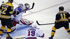 védský branká Henrik Lundqvist sice zatím nedostal gól od Jágra, ale jeho Rangers v sérii proti Bostonu ztrácí.