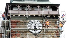 Lidem na třídě Míru se nabízí pohled na Zelenou bránu s lešením a neměnný čas. Lidem na třídě Míru se nabízí pohled na Zelenou bránu s lešením a neměnný čas.