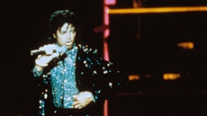Michael Jackson při vystoupení k výroční Motownu (1983) Michael Jackson při vystoupení k výroční Motownu (1983)