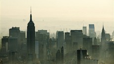 Věže manhattanských mrakodrapů při ranním slunci na pohledu z One World Trade... Věže manhattanských mrakodrapů při ranním slunci na pohledu z One World Trade...