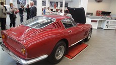 Souástí továrny je také oficiální renovaní dílna Ferrari Classiche. Na snímku...