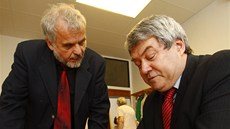 Šéf komunistů Vojtěch Filip přednášel v Domě odborových svazů o Číně. Dorazil i Šéf komunistů Vojtěch Filip přednášel v Domě odborových svazů o Číně. Dorazil i
