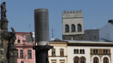 Snímek z instalace svtel UrbanStar na Horním námstí v Olomouci, které sem radnice nechala namontovat navzdory nesouhlasu autora architektonické podoby námstí.