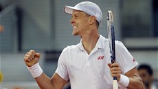 Tomá Berdych na tenisovém turnaji v Madridu ukázal výrazn zlepenou obranu i