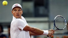 Tomá Berdych se soustedí na svj úder.