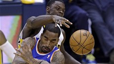 Lance Stephenson z Indiany (nahoře) a J.R. Smith z New York Knicks v souboji o Lance Stephenson z Indiany (nahoře) a J.R. Smith z New York Knicks v souboji o