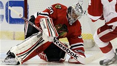 PIKRÝT PUK. Branká Chicaga Corey Crawford v utkání proti Detroitu. 