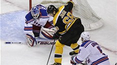 V ANCI. Jaromír Jágr z Bostonu ped brankáem New York Rangers Henrikem