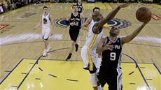 Tony Parker ze San Antonia se pokouší zakončit, Jarrett Jack z Golden State je Tony Parker ze San Antonia se pokouší zakončit, Jarrett Jack z Golden State je