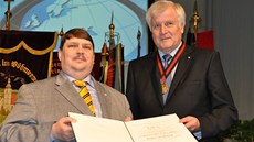Šéf landsmanschaftu Bernd Posselt předává Karlovu cenu bavorskému premiérovi Šéf landsmanschaftu Bernd Posselt předává Karlovu cenu bavorskému premiérovi