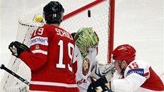 Kanadský hokejista Justin Schultz (vlevo) bránný Arjomem Demkovem sleduje,
