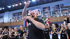 Obrovská byla radost Jiřího Hanuse po triumfu mosteckých házenkářek. Obrovská byla radost Jiřího Hanuse po triumfu mosteckých házenkářek.